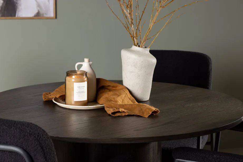 Ümar söögilaud Olivia (mokka, MDF, ø110cm) ja mustad buklee-kangaga söögitoolid Yesterday, GR23821 – 6