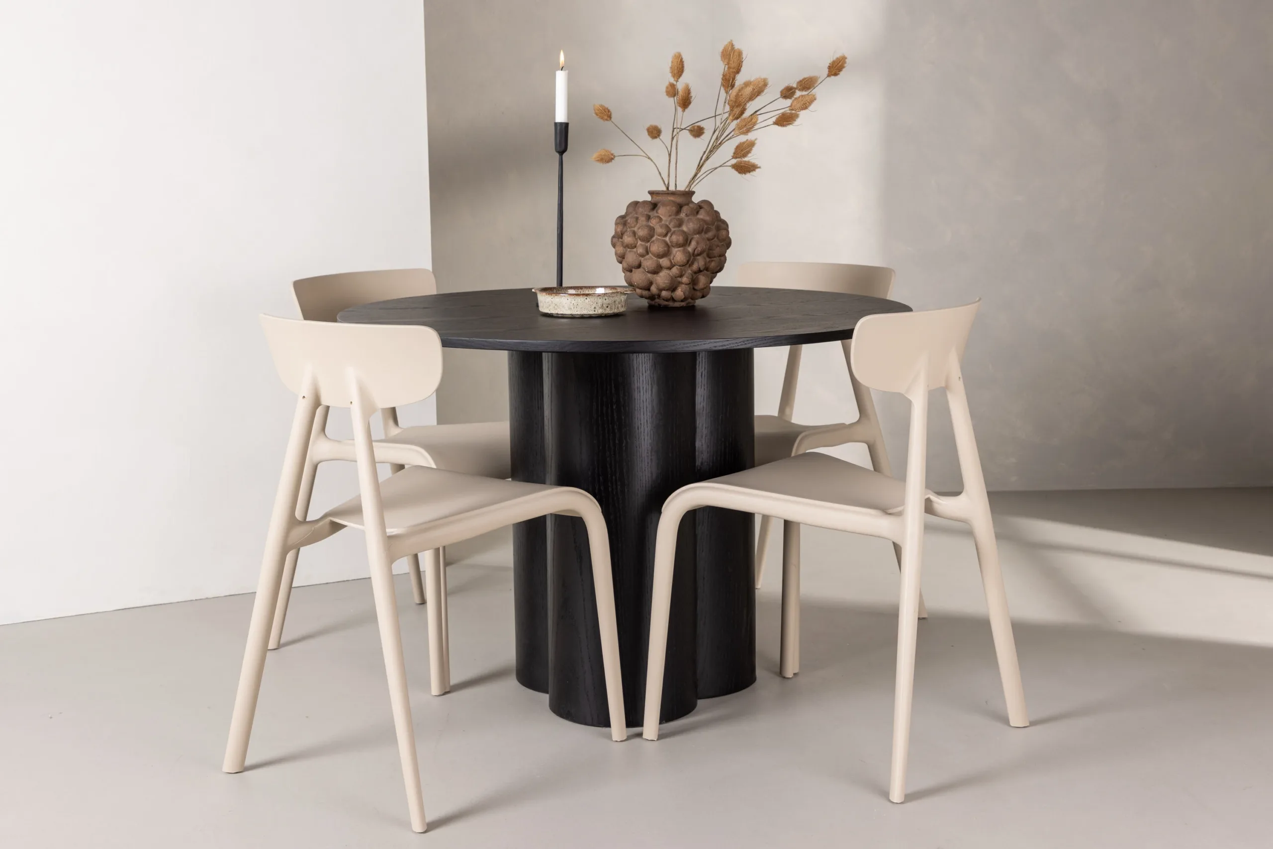 Ümar söögilaud Olivia (must MDF, ø110 cm) ja beež Ursholmen tool - GR23112