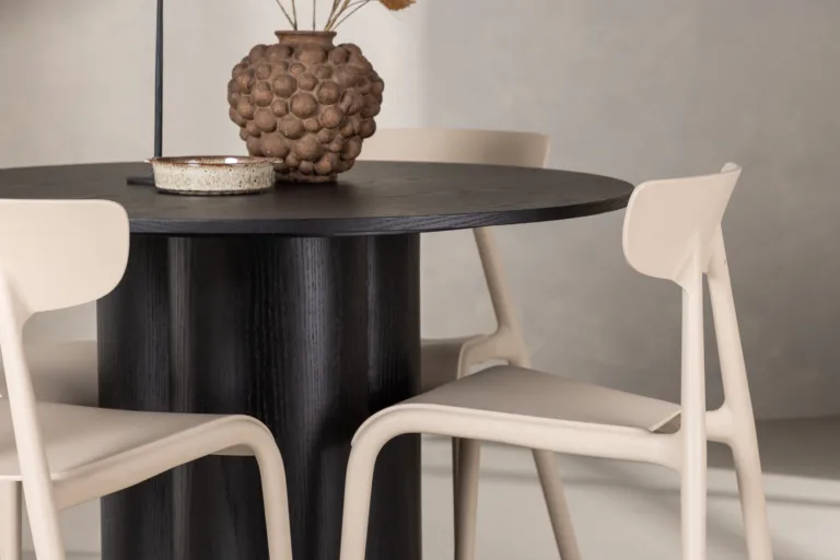 Ümar söögilaud Olivia (must MDF, ø110 cm) ja beež Ursholmen tool - GR23112