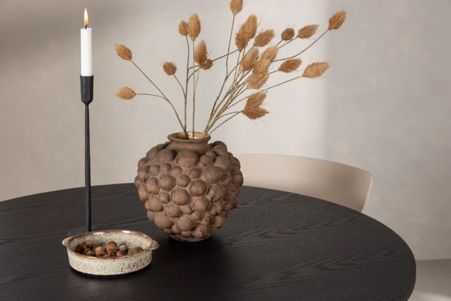 Ümar söögilaud Olivia (must MDF, ø110 cm) ja beež Ursholmen tool, GR23112 – 10