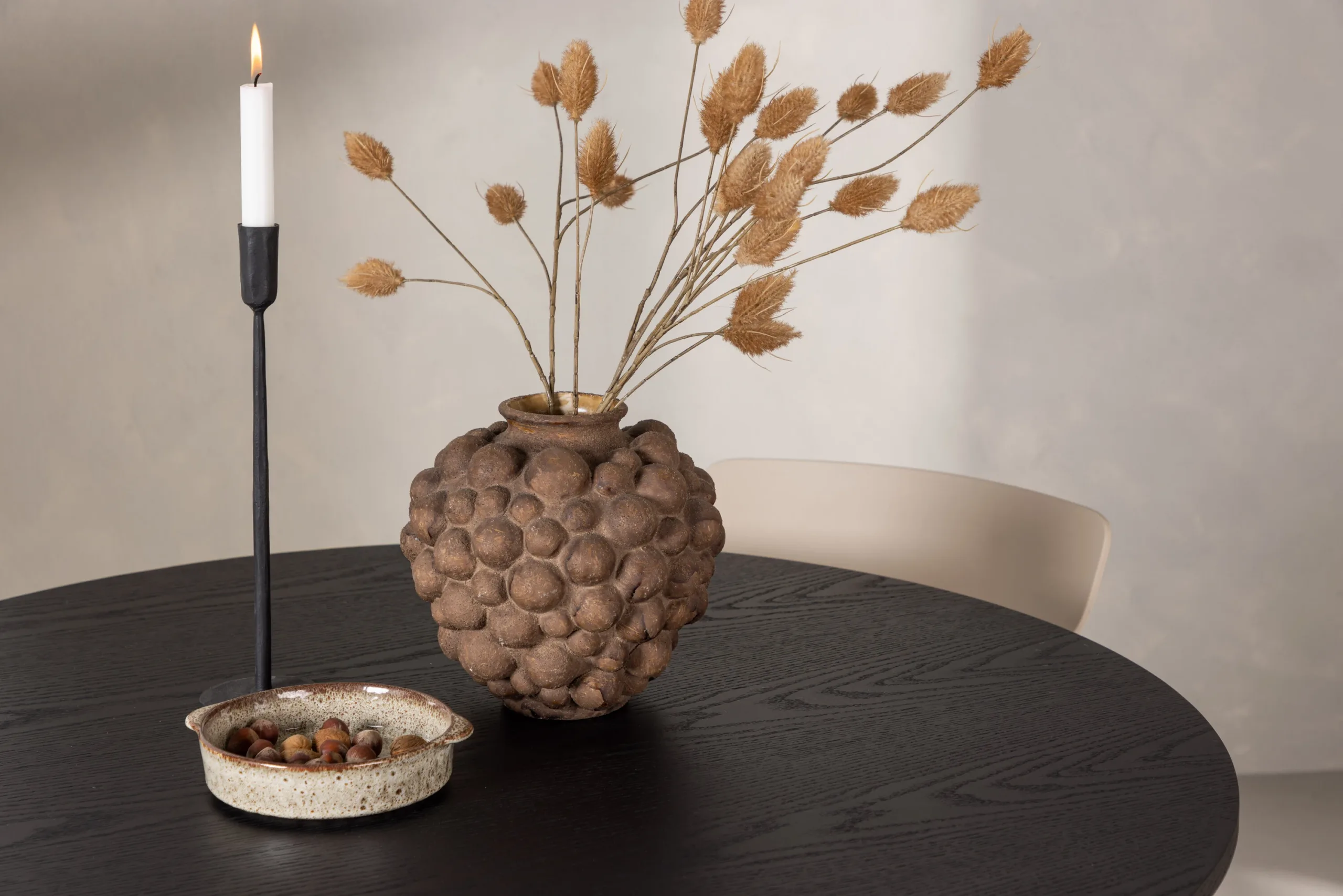 Ümar söögilaud Olivia (must MDF, ø110 cm) ja beež Ursholmen tool - GR23112