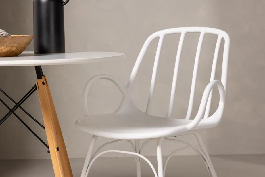 Ümar valge söögilaud Danburi ja plastikust Dyrön toolid, GR23168 – 9