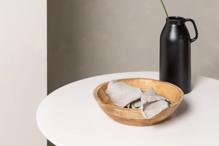 Ümar valge söögilaud Danburi ja plastikust Dyrön toolid, GR23168 – 10