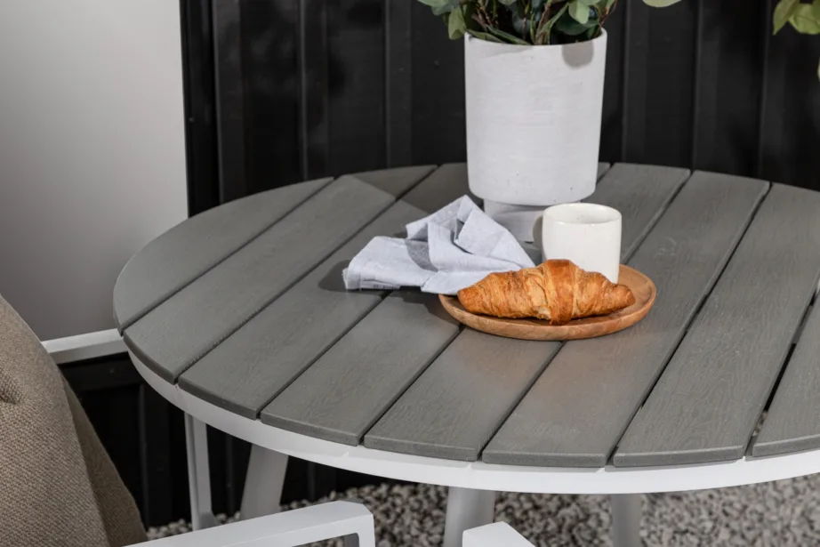 Ümmargune aiamööblikomplekt Break – hall Aintwood laud ja kaks valge raamiga Copacabana tooli, GR22683 – 9