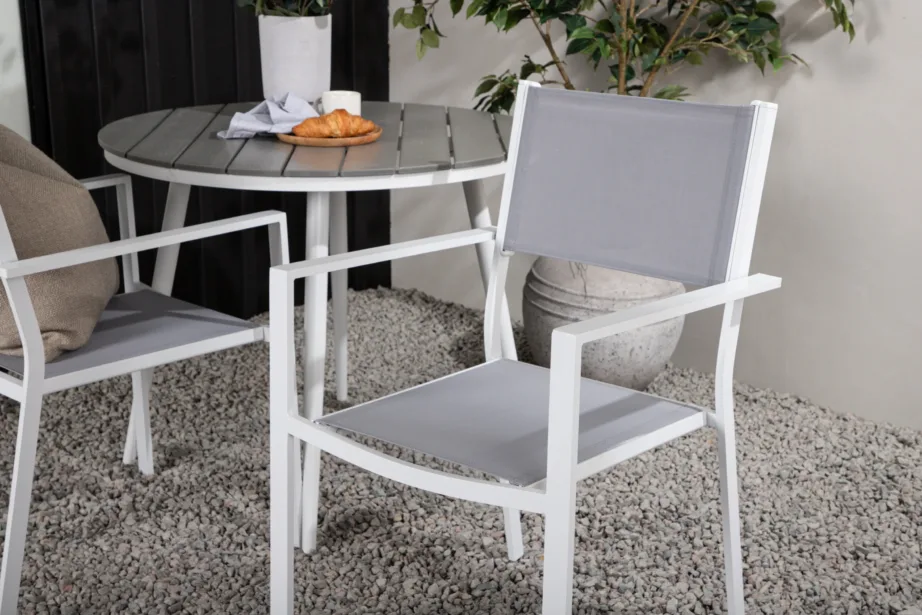 Ümmargune aiamööblikomplekt Break – hall Aintwood laud ja kaks valge raamiga Copacabana tooli, GR22683 – 10