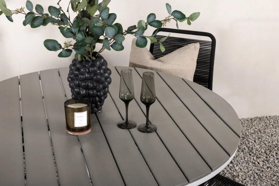 Ümmargune aiandi söögilaud Break (hall aintwood, valge alumiinium, ø120cm) ja neli musta punutud tooli Lindos, GR22688 – 9