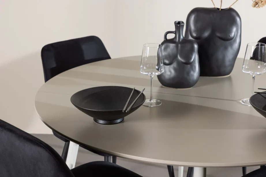 Ümmargune beež söögilauakomplekt Plaza, 4 musta sametist tooli, GR24409 – 10