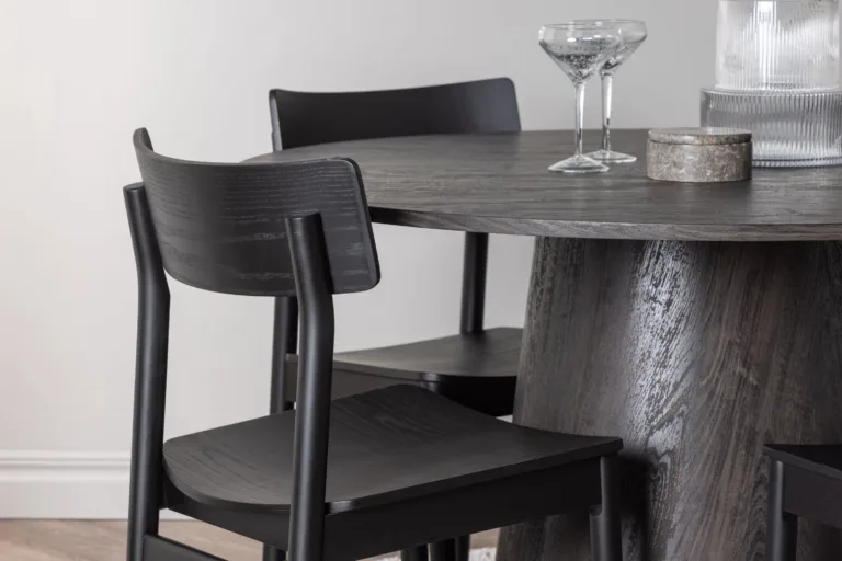 Ümmargune mokkatooniga söögilauakomplekt Lanzo ja mustad Montros toolid (4 tk), MDF/kask, ø120 cm - GR23485
