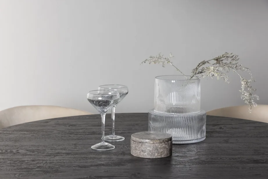 Ümmargune mokkatooniga söögilaud Lanzo ja beežid sametist toolid Berit, GR23488 – 10