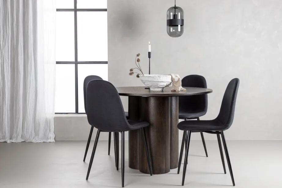 Ümmargune mokkatooniga söögilaud Olivia ja mustad polsterdatud Polar toolid, GR22887 – 8