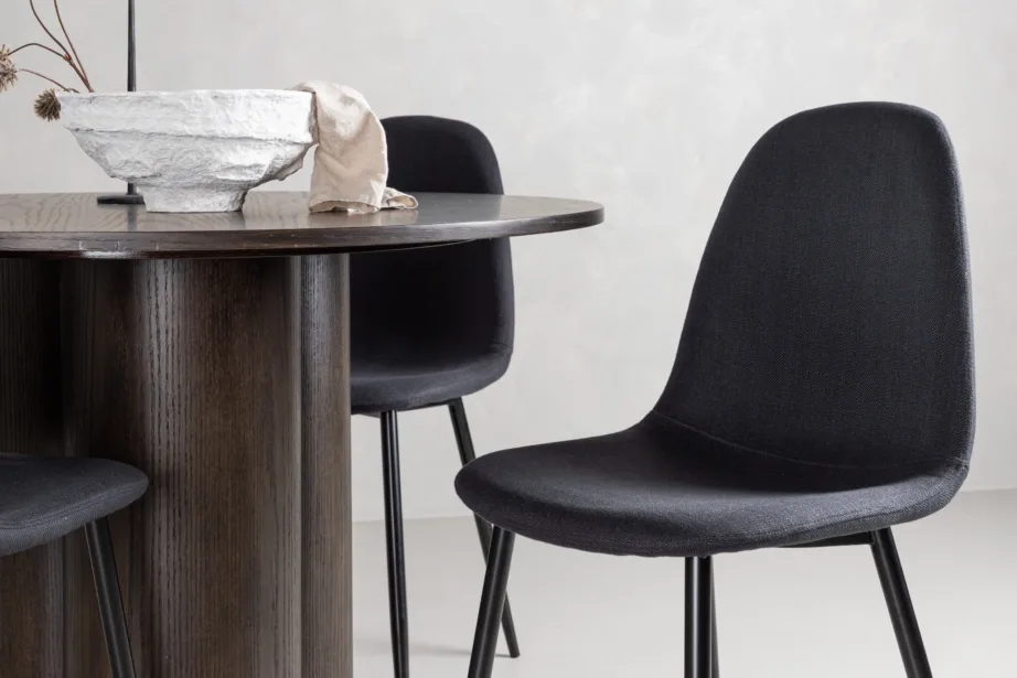 Ümmargune mokkatooniga söögilaud Olivia ja mustad polsterdatud Polar toolid, GR22887 – 9