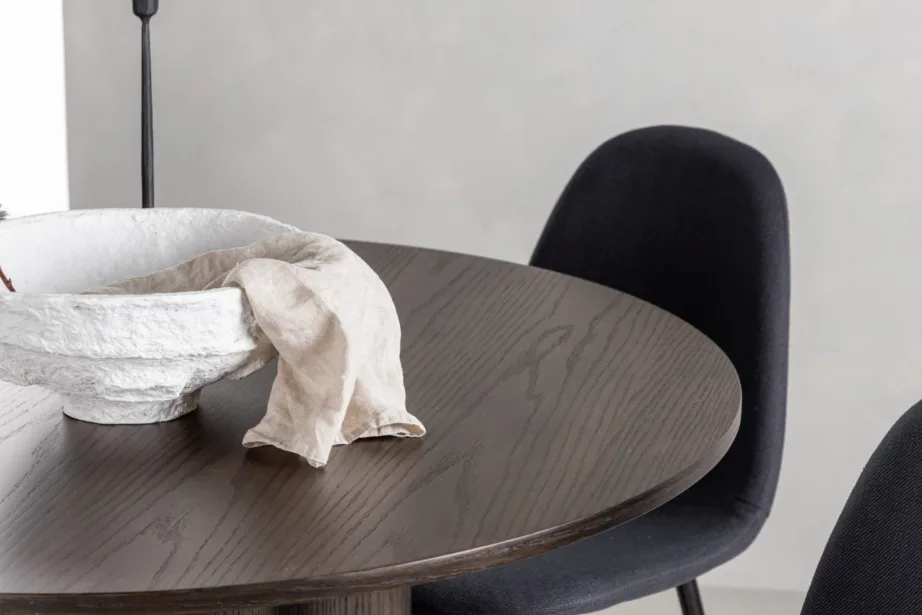 Ümmargune mokkatooniga söögilaud Olivia ja mustad polsterdatud Polar toolid, GR22887 – 10