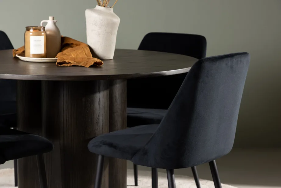 Ümmargune mokkatooniga söögilaud Olivia ja mustad velvetist toolid Night, GR23815 – 5
