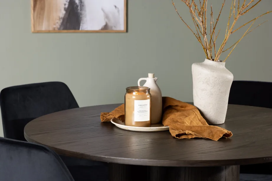 Ümmargune mokkatooniga söögilaud Olivia ja mustad velvetist toolid Night, GR23815 – 6