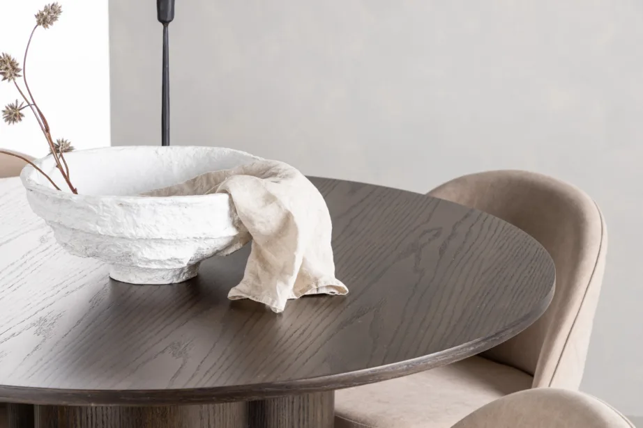 Ümmargune mokkatooniline söögilaud Olivia ja beežid polsterdatud toolid, GR22879 – 10