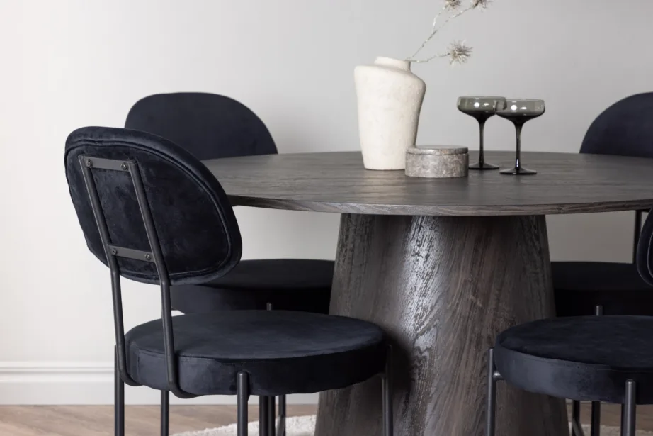 Ümmargune mokkavärvi MDF söögilaud Lanzo ja mustad sametist söögitoolid Stella, GR23479 – 9