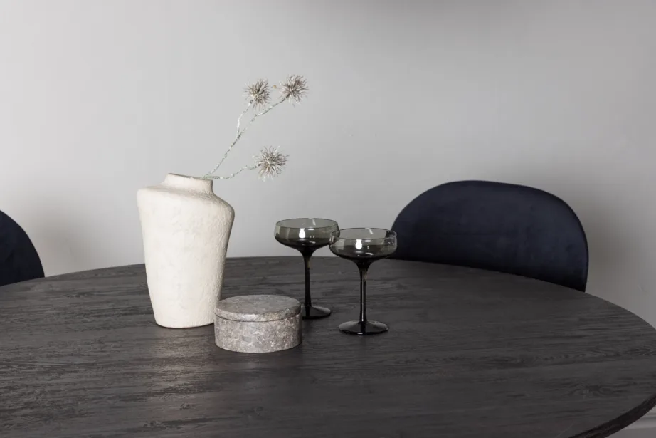 Ümmargune mokkavärvi MDF söögilaud Lanzo ja mustad sametist söögitoolid Stella, GR23479 – 10