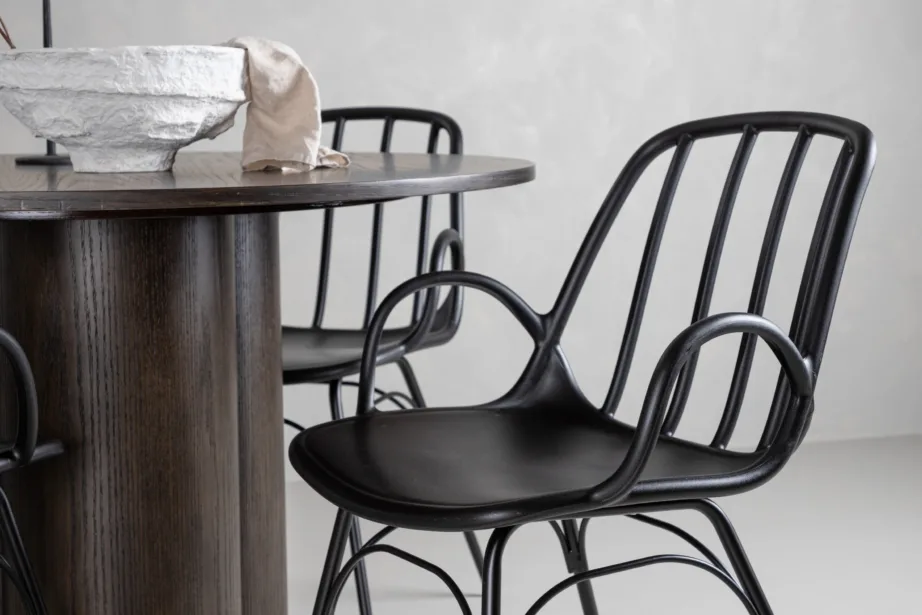 Ümmargune mokkavärvi söögilaud Olivia ja mustad Dyrön toolid, GR23080 – 9