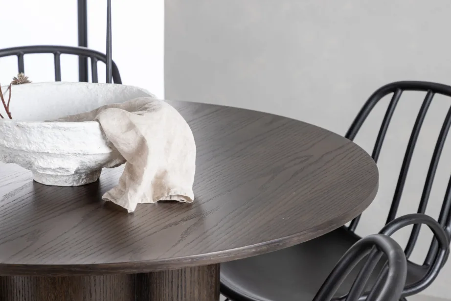 Ümmargune mokkavärvi söögilaud Olivia ja mustad Dyrön toolid, GR23080 – 10