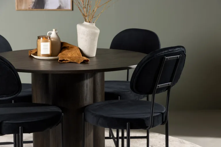 Ümmargune mokkavärvi söögilaud Olivia ja mustast velvetist tool Stella - GR23820