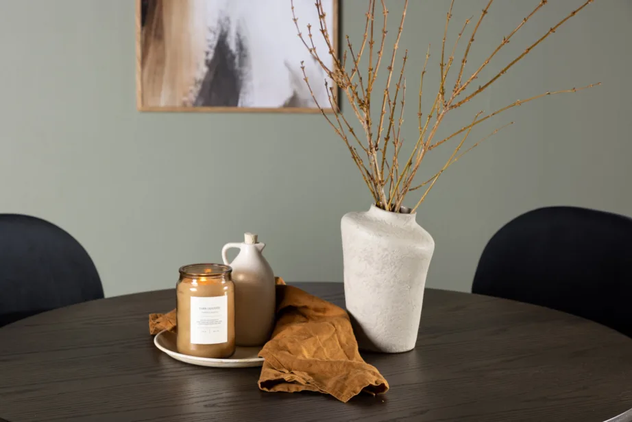 Ümmargune mokkavärvi söögilaud Olivia ja mustast velvetist tool Stella, GR23820 – 6