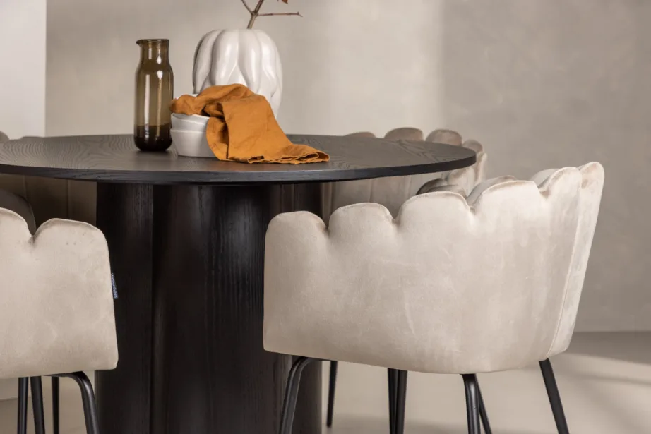 Ümmargune must söögilaud Olivia ja beežid sametist toolid Limhamn (4 tk), GR23101 – 9