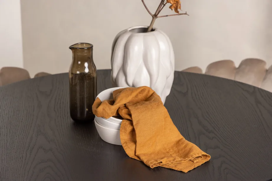 Ümmargune must söögilaud Olivia ja beežid sametist toolid Limhamn (4 tk), GR23101 – 10