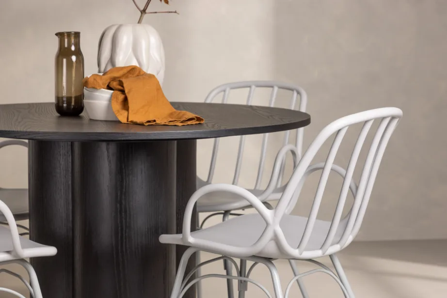 Ümmargune must söögilaud Olivia ja hallid Dyrön plastiktoolid, GR23099 – 9