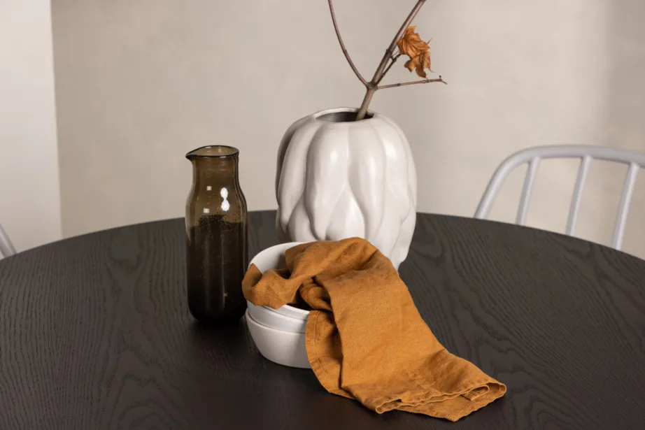 Ümmargune must söögilaud Olivia ja hallid Dyrön plastiktoolid, GR23099 – 10