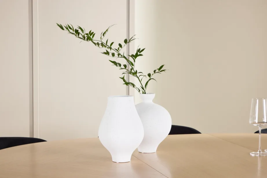 Ümmargune pikendatav söögilauakomplekt Strada hele viimistlusega laud ja 6 musta velvetkattega Edina tooli, GR24738 – 10