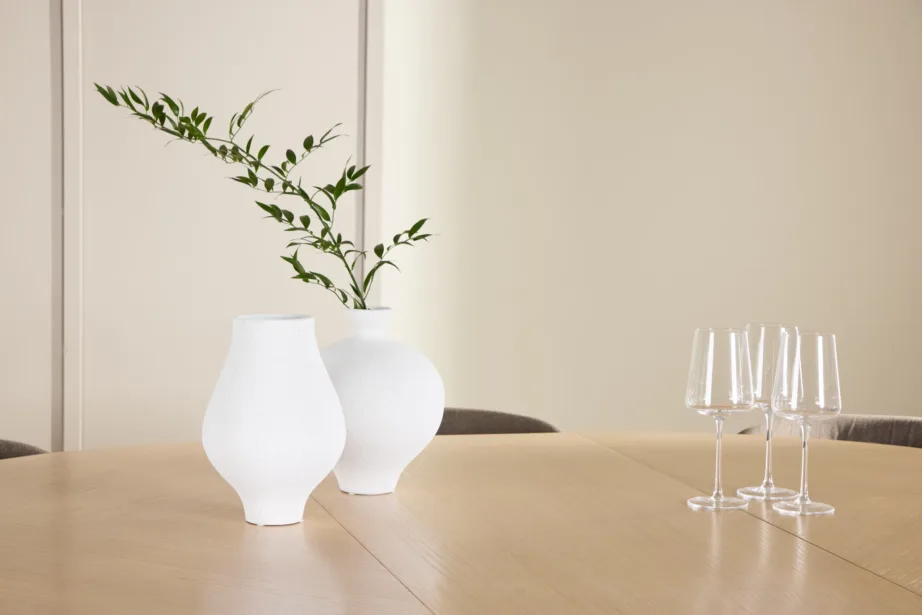 Ümmargune pikendatav söögilauakomplekt: valge peitsiga Strada laud ja 6 pruuni kangaga Edina tooli, GR24740 – 9