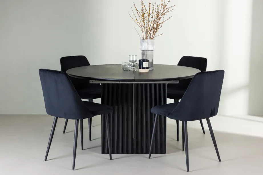 Ümmargune pikendatav söögilaud Matilda ja mustad sametist toolid Night, GR23544 – 5