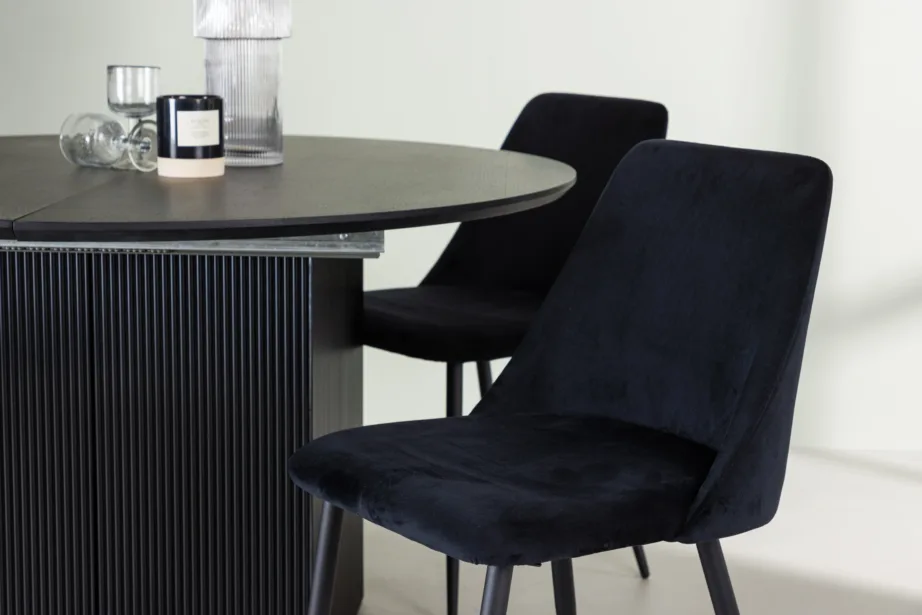 Ümmargune pikendatav söögilaud Matilda ja mustad sametist toolid Night, GR23544 – 6