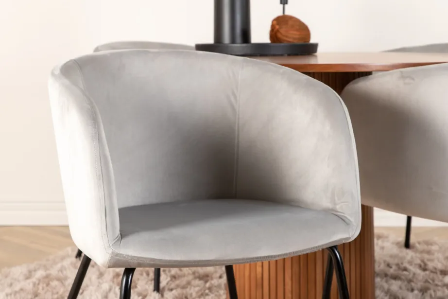 Ümmargune söögilauakomplekt Bianca (pähklitoon, 4 helehalli samettooli Berit), GR22488 – 8