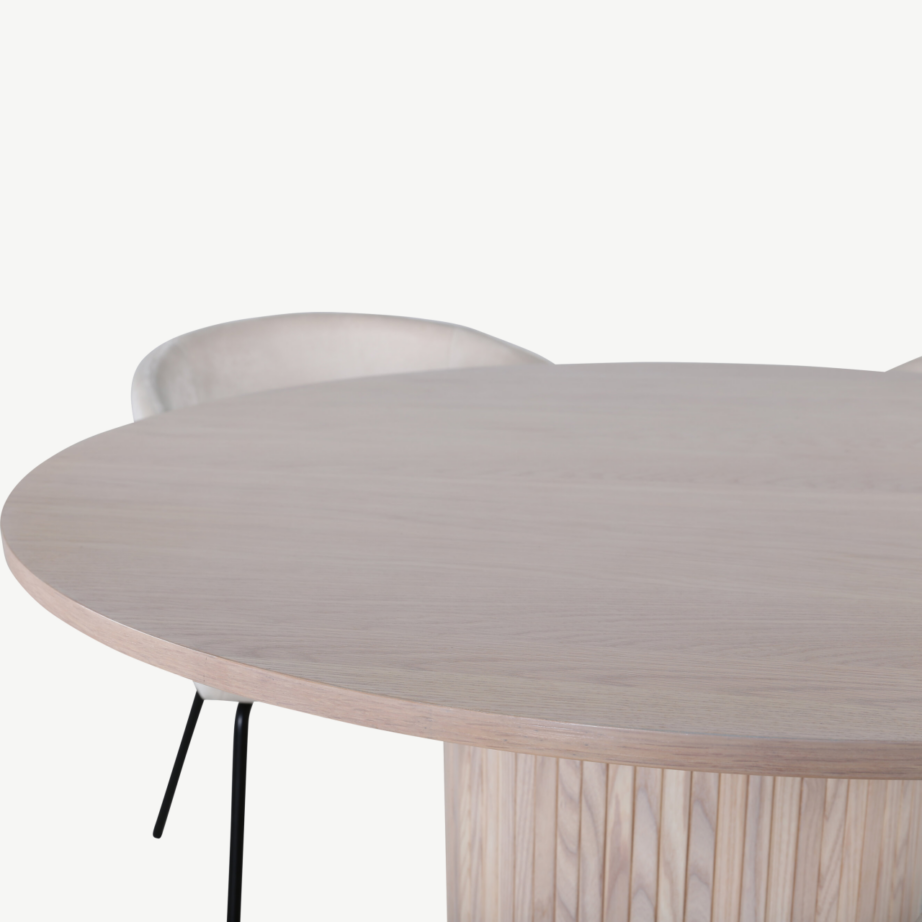 Ümmargune söögilauakomplekt Bianca valge peitsiga lauaga ja 4 beeži Berit velvetist tooliga, GR22206 – 2