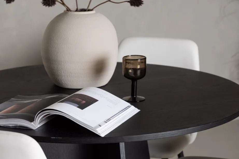 Ümmargune söögilauakomplekt Bootcut musta lauaga ja valged Night toolid (Ø110 cm), GR23782 – 6