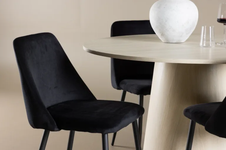 Ümmargune söögilauakomplekt Lanzo valge peitsiga laud ja mustad Night toolid (4 tk, ø120 cm) - GR24429