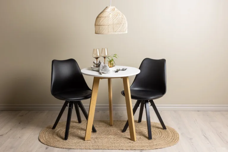 Ümmargune söögilauakomplekt Leonora ja mustad toolid Zeno (MDF, tammekuju, ø65cm) - GR23501