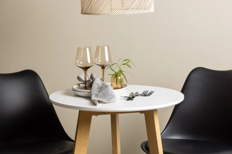 Ümmargune söögilauakomplekt Leonora ja mustad toolid Zeno (MDF, tammekuju, ø65cm) - GR23501