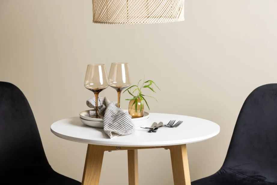 Ümmargune söögilauakomplekt Leonora, valge MDF, tammepuidu toon, mustad sametist toolid Polar, GR23499 – 10