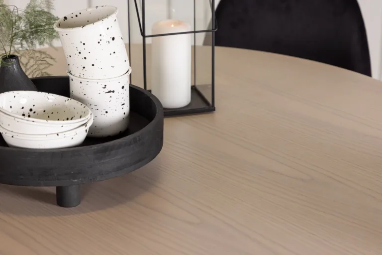 Ümmargune söögilauakomplekt Olivia, valge peitsiga MDF, 4 musta velvetist tooliga - GR22874