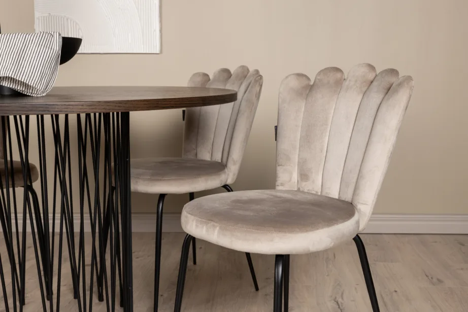 Ümmargune söögilauakomplekt Stone mokka viimistlusega laud ja beežid sametist toolid, GR23026 – 9