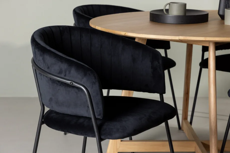 Ümmargune söögilauakomplekt Yakidon, pruun kummipuit, mustad sametkattega Selma toolid, GR23884 – 5