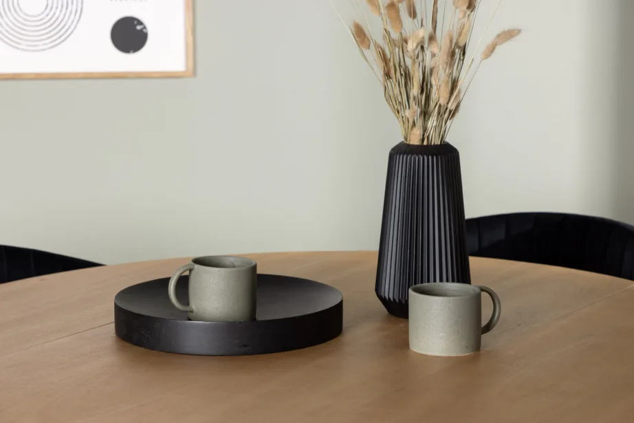 Ümmargune söögilauakomplekt Yakidon, pruun kummipuit, mustad sametkattega Selma toolid, GR23884 – 6