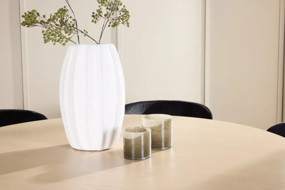 Ümmargune söögilauakomplekt: valge peitsiga laud ø140 cm ja 6 musta velvetkattega tooliga (Copenhagen, Edina), GR24749 – 10