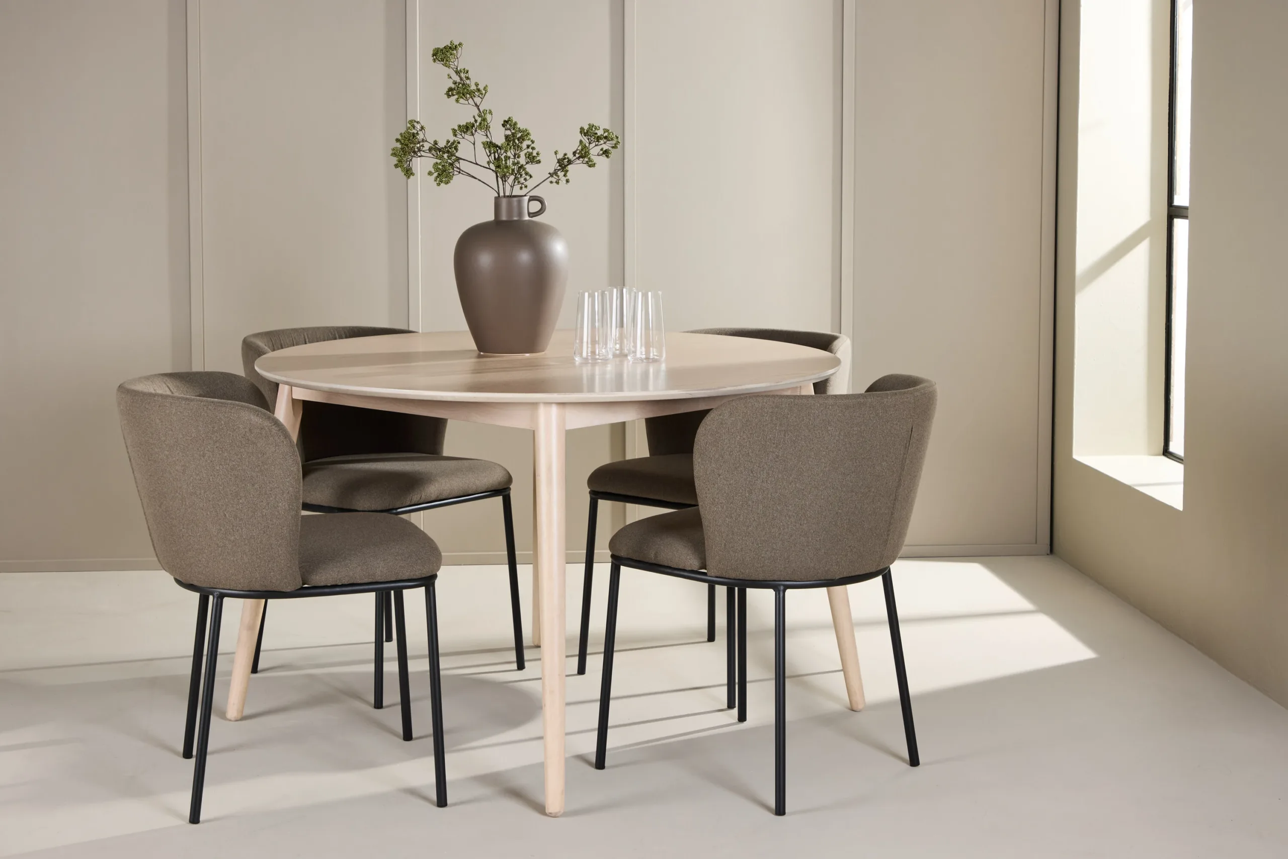 Ümmargune söögilauakomplekt: valge peitsiga laud 120 cm ja 4 pruuni kangaga tooli (Flora & Edina) - GR24720