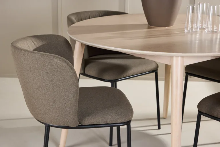 Ümmargune söögilauakomplekt: valge peitsiga laud 120 cm ja 4 pruuni kangaga tooli (Flora & Edina) - GR24720