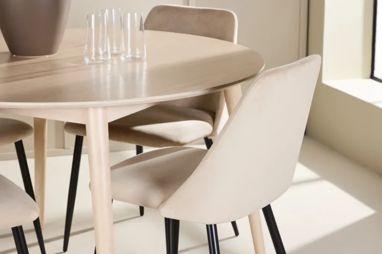 Ümmargune söögilauakomplekt: valge peitsiga laud ø120 cm ja 4 beeži velvetkattega tooli (Flora, Night) - GR24721