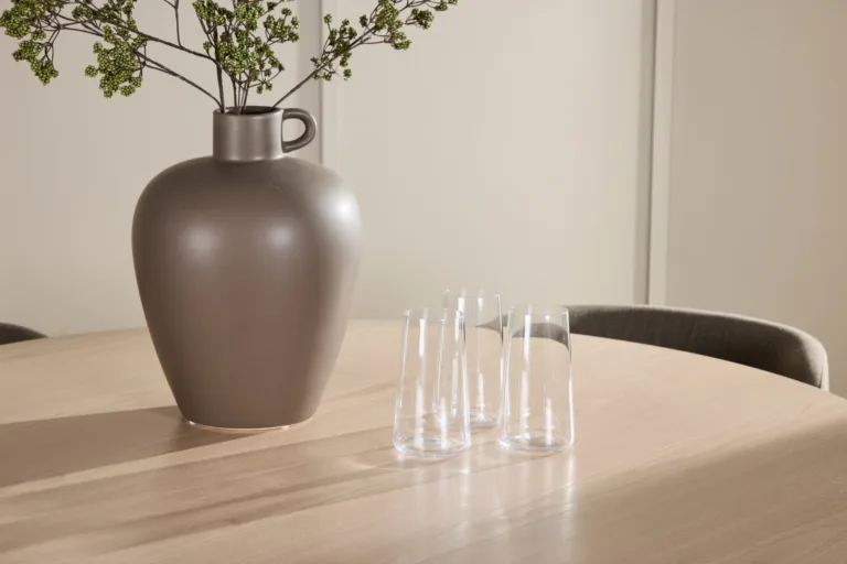 Ümmargune söögilauakomplekt: valge peitsiga laud 120 cm ja 4 pruuni kangaga tooli (Flora & Edina) - GR24720