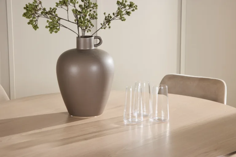 Ümmargune söögilauakomplekt: valge peitsiga laud ø120 cm ja 4 beeži velvetkattega tooli (Flora, Night) - GR24721